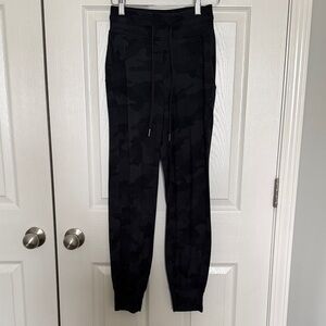 LULULEMON Women's Dark Gray/Black Camo Lounge Pants Joggers | Size 2